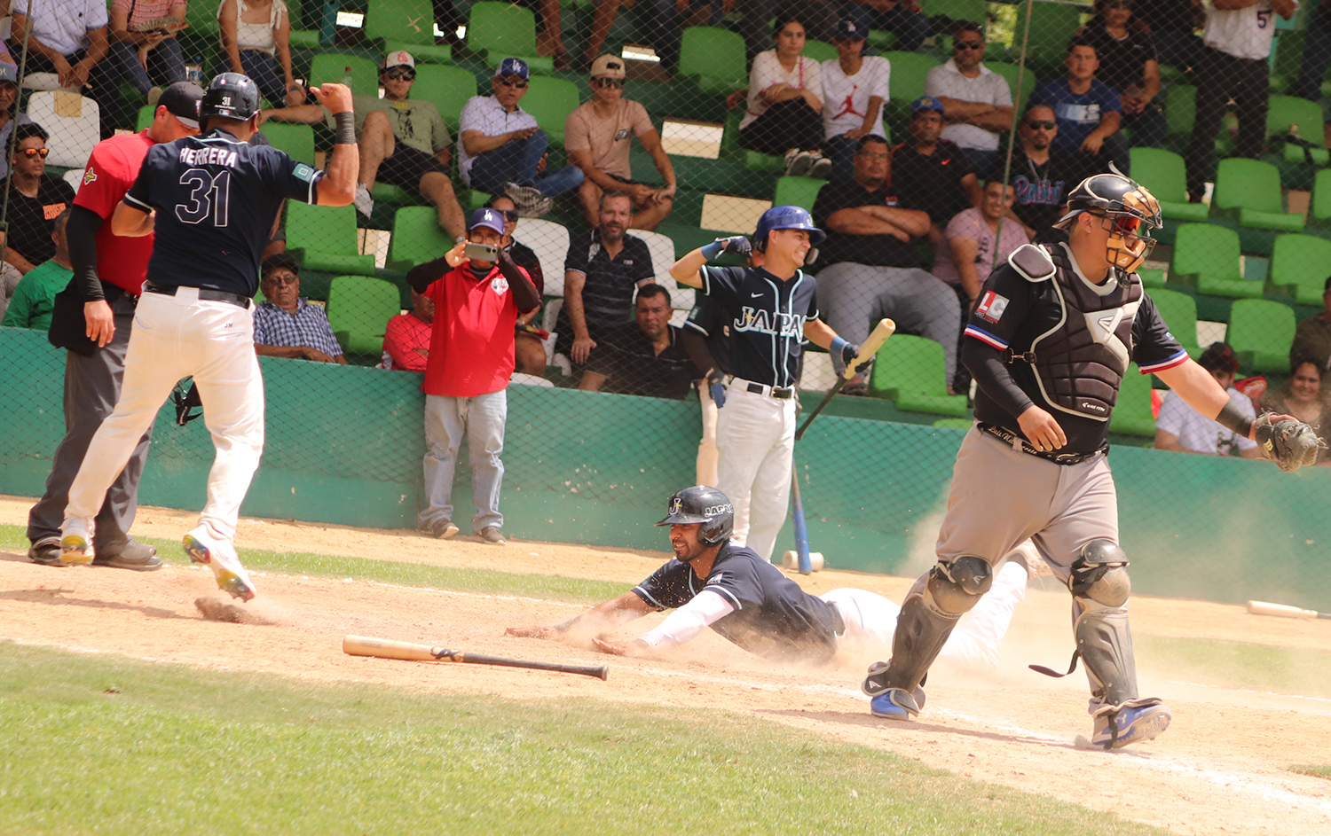 Alonso Morales llega de cabeza a home