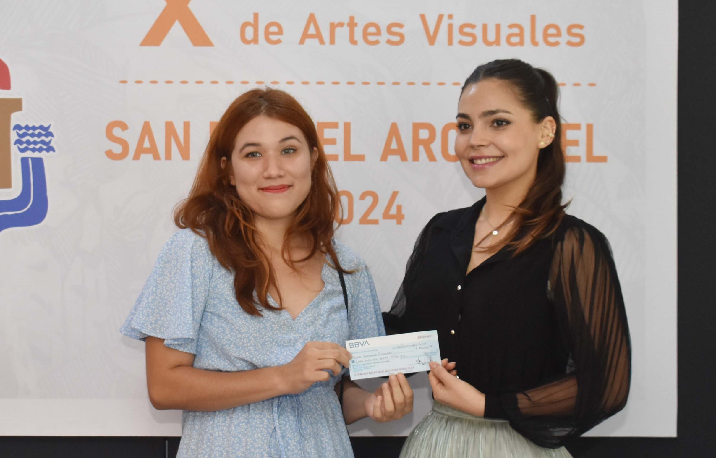 9SARA GONZALEZ RECIBE PREMIO