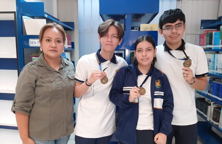 Estudiantes de la Preparatoria Hermanos Flores Magón