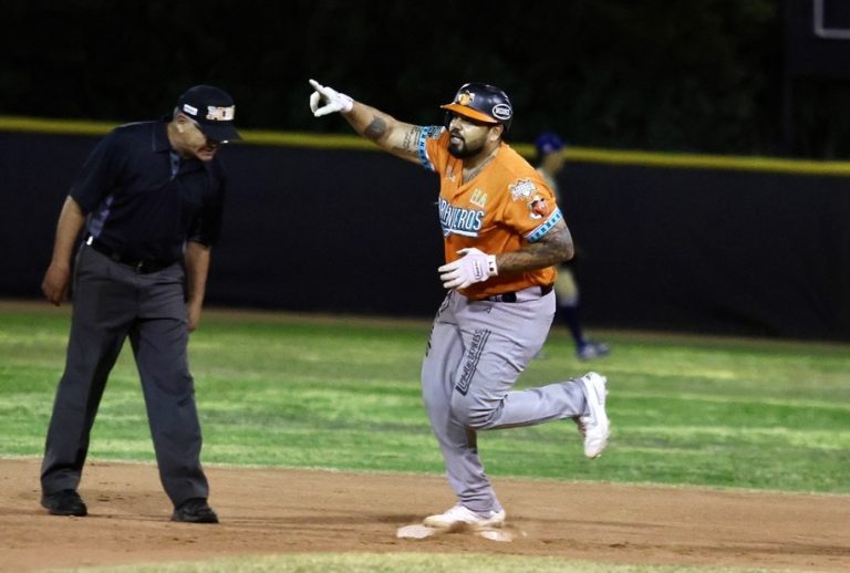 Juego Naranjeros vs Yaquis en Douglas 2024 (6)