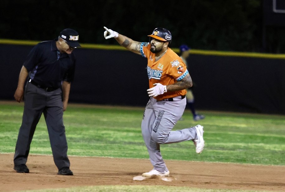 Juego Naranjeros vs Yaquis en Douglas 2024 (6)