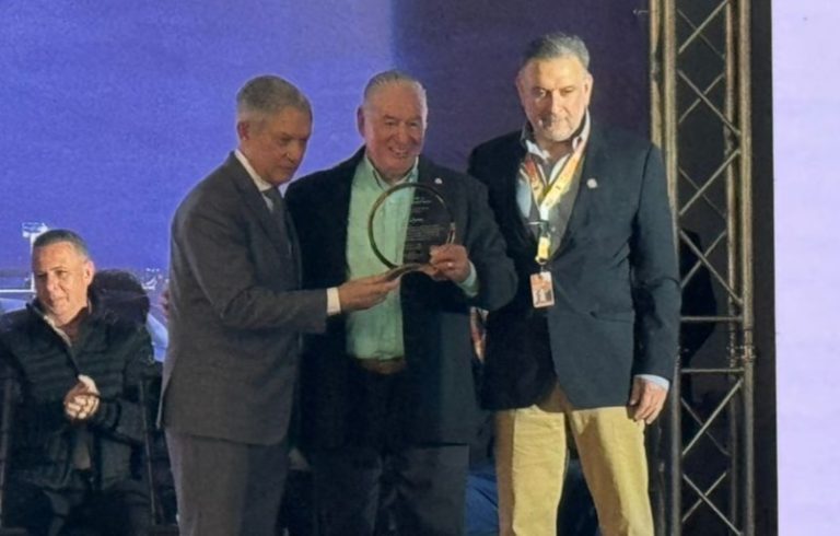Juan Aguirre reconocimiento Boton de Oro CBPC (1)