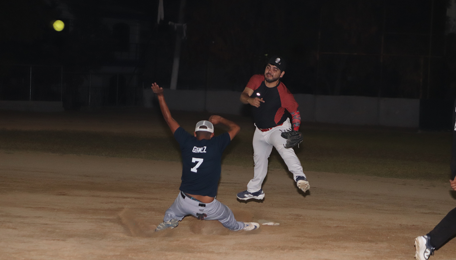 Marco Monárrez forza en segunda a Édgar Gámez y pivotea a primera para un dble play