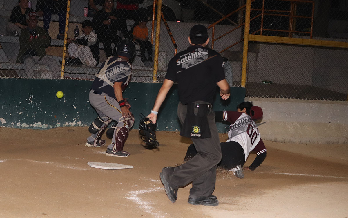 Roberto Quiroz llega barrido a la registradora para anotar+