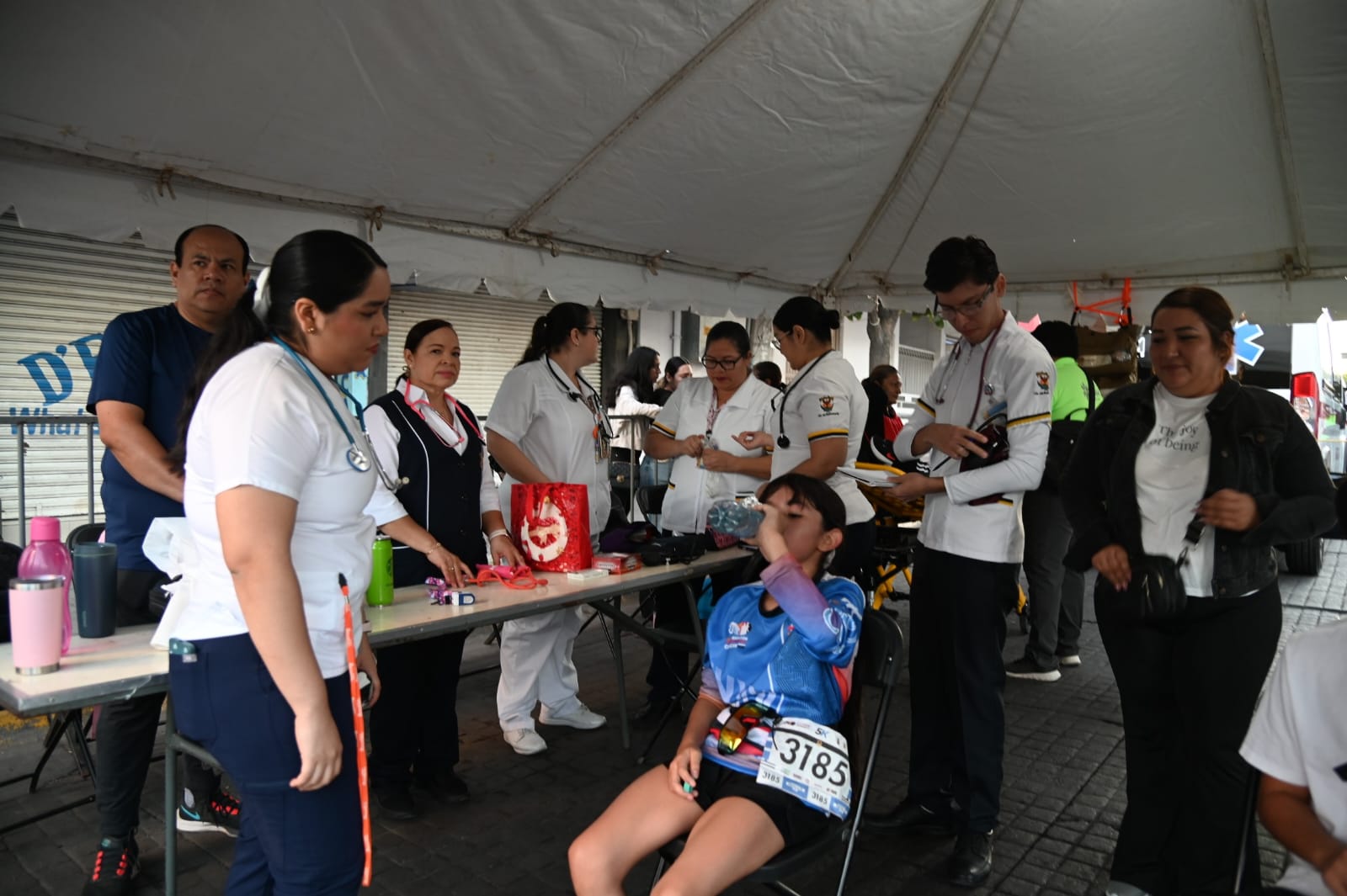 universitarios brindan atención integral y humana (10)